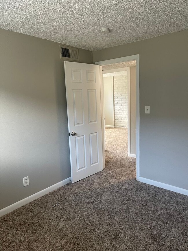 Building Photo - 3 Bedroom 2 Bathroom Condo in Applewood-Move in Ready!