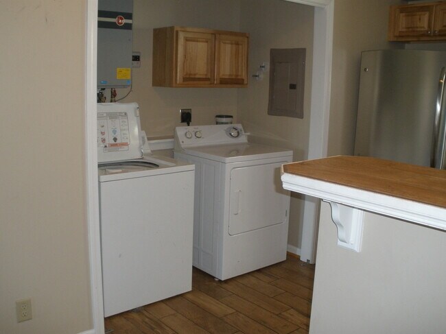 Building Photo - 1014 Hospital Dr