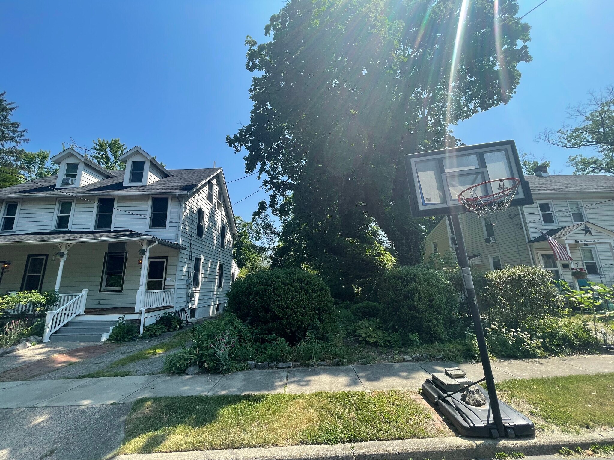 Side garden - 210 Mannion Ave