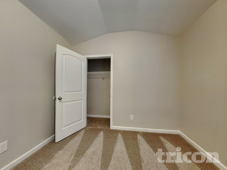 Building Photo - 452 Shady Glen