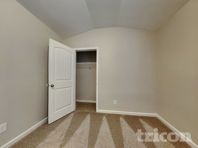 Building Photo - 452 Shady Glen