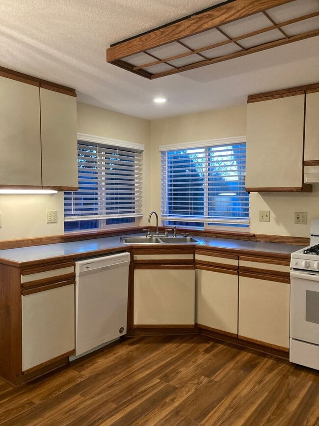 Building Photo - Single level Home in Newberg