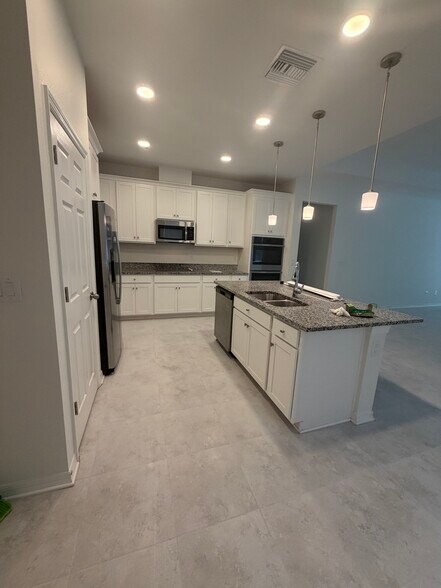 Building Photo - 11996 Hilltop Farms Dr