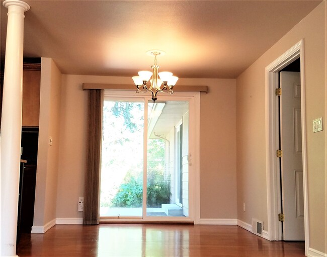 Building Photo - Gorgeous well maintained 4 bed house avail...