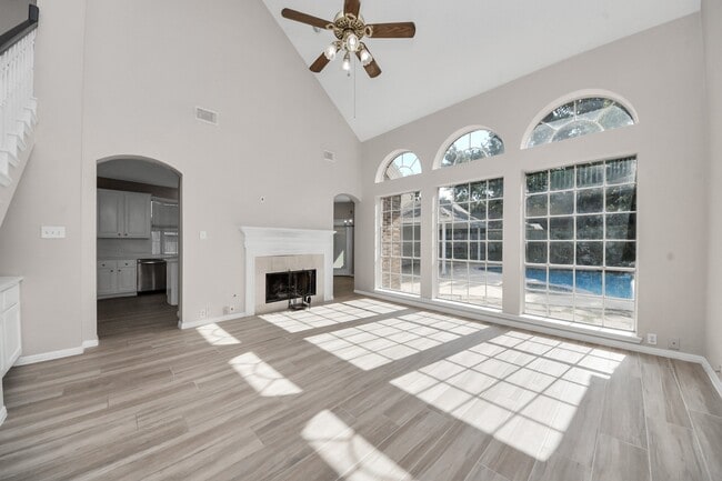 Building Photo - 1335 Crescent Pkwy Ct