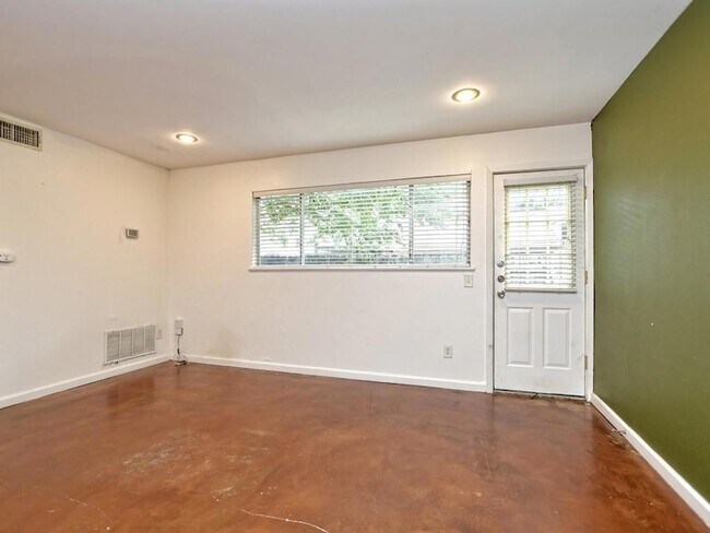 Building Photo - 604 Franklin Blvd