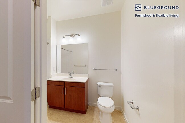 Building Photo - 1700 E 5th St