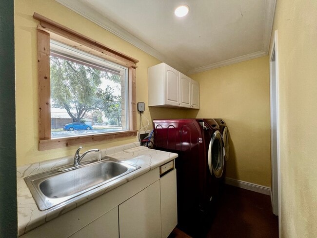 Building Photo - Cute Country Charmer!