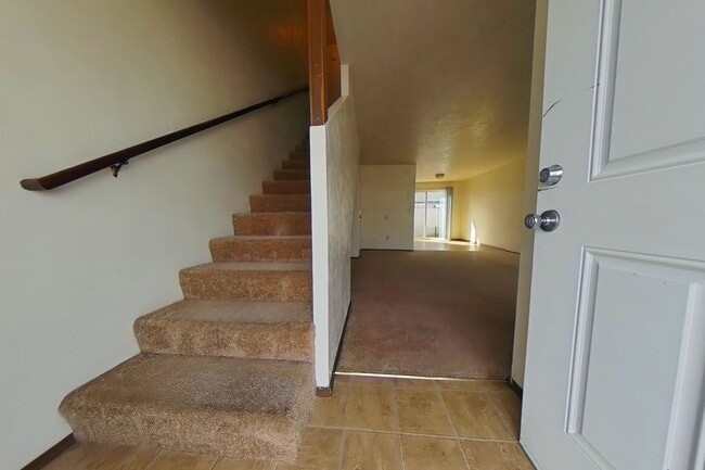 Building Photo - 2 Bed Townhouse Near Downtown with Assigned Parking