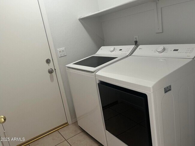 Building Photo - 1171 W Goldfinch Way