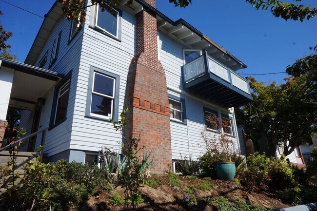 Building Photo - Amazing two bedroom sellwood beauty!