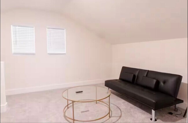 Building Photo - Stunning Home with Spacious Layout & Modern Upgrades