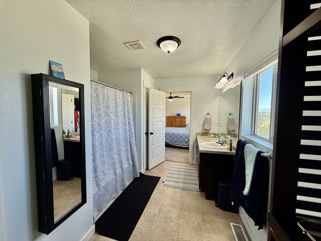 Building Photo - 722 S Willow Park Dr