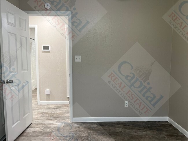 Building Photo - Spacious 3 Bedroom