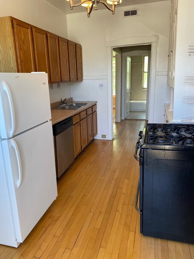 Building Photo - 3103 N Racine Ave