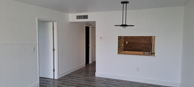 Building Photo - 9320 Fontainebleau Blvd