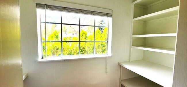 Building Photo - Spacious & Charming 2-Bed/2-Bath Home – Wa...