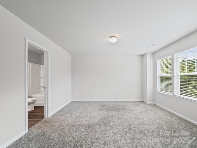 Building Photo - 914 S Battleground Ave