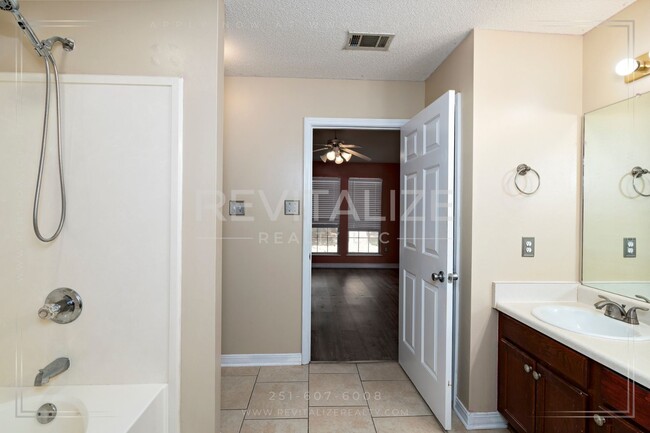 Building Photo - **Application Pending** Beautiful 3 Bed/2 ...
