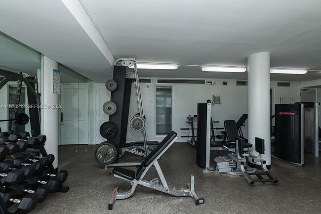 Building Photo - 900 Bay Dr