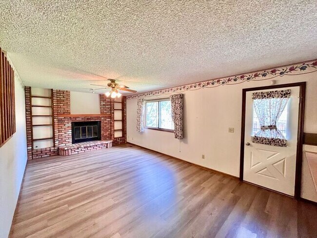 Building Photo - Spacious 4bed/ 3 bath Two Story with Finis...