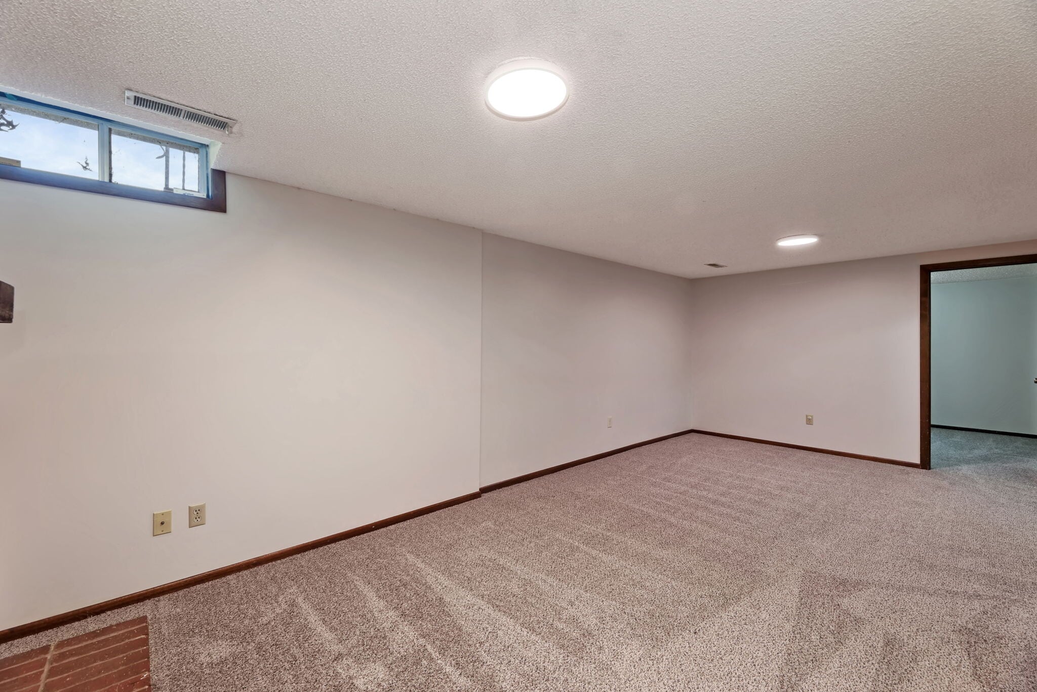 Building Photo - 1102 E Redwood Rd