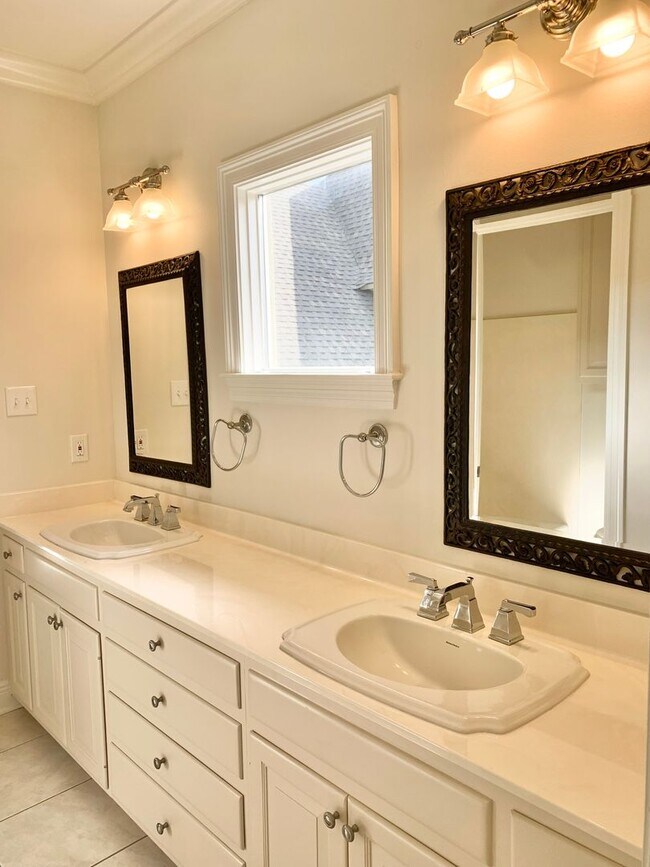 Building Photo - 2724 Bocage Lake Dr