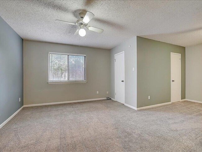 Building Photo - 10906 Meadgreen Ct