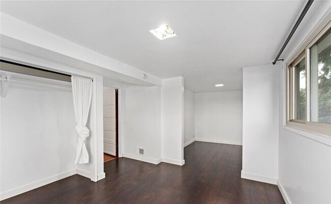 Building Photo - Highly Appealing Updated North End 4 Bedroom!