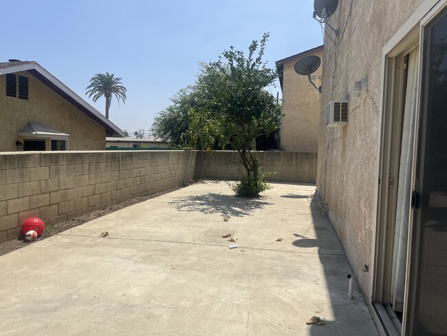 Building Photo - 2 Bedroom Unit with Large Patio