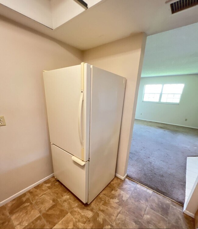 Building Photo - 2/2 Upstairs Silver Downs Condo in Silver ...