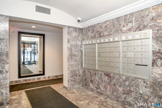 Building Photo - 300 Broad St