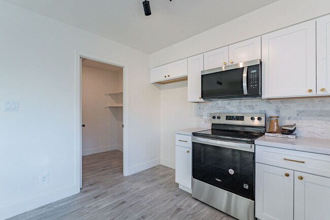 Building Photo - Gated community townhome- fully updated!