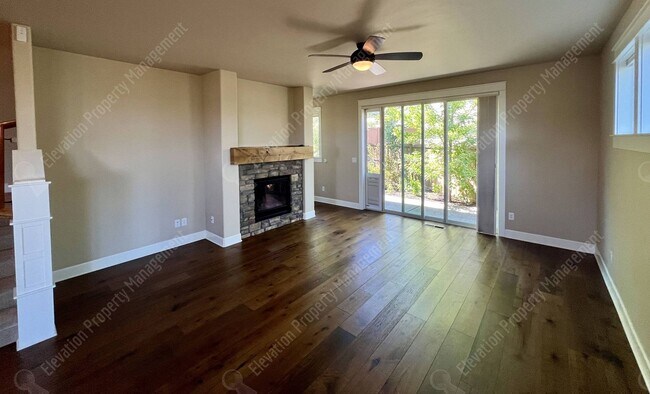Building Photo - 4 BR - 2.5 BA Luxury Golf Course Living on...