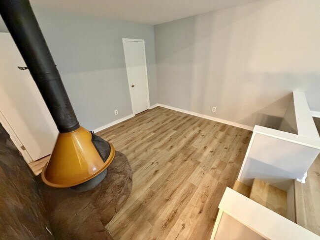 Building Photo - 6108 Deerfield Ct