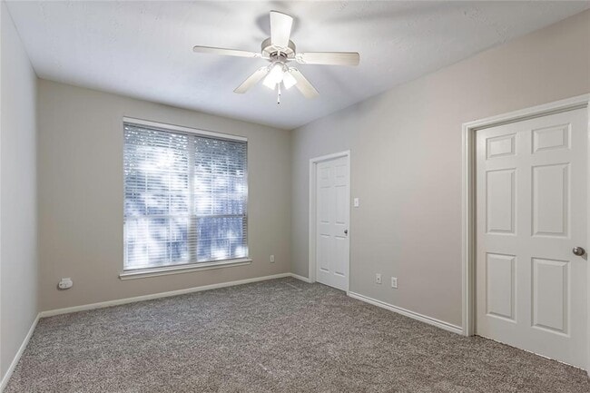 Building Photo - 725 Cedarwood Dr