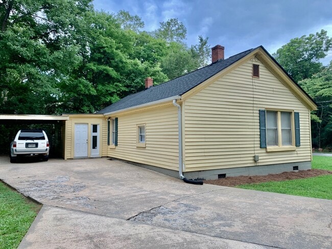 Building Photo - 290 Sunset Dr