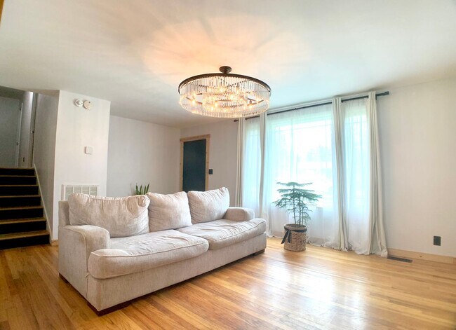 Building Photo - 313 Verdun Dr
