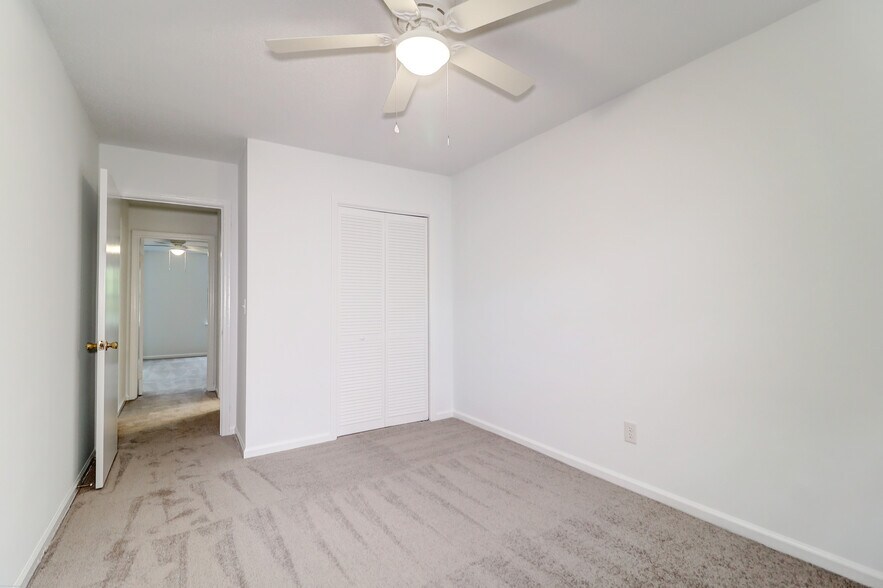 Building Photo - 1618 Poinsettia Rd