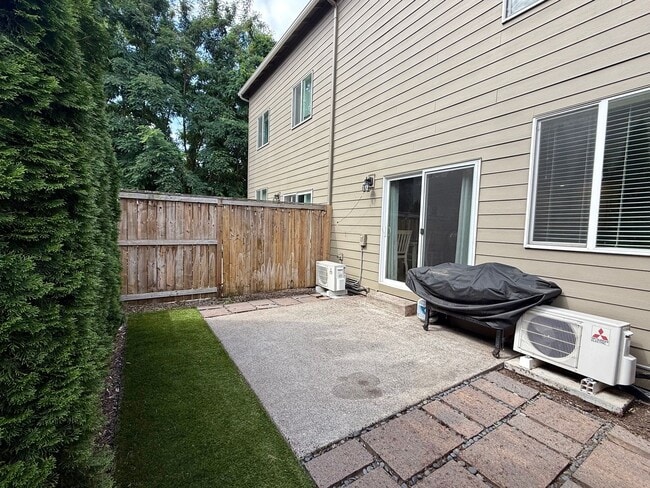 Building Photo - Lovely 3 bedroom/2.5 Bath Townhouse