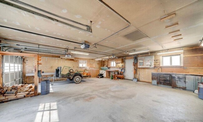 Building Photo - 528 N Black Ave