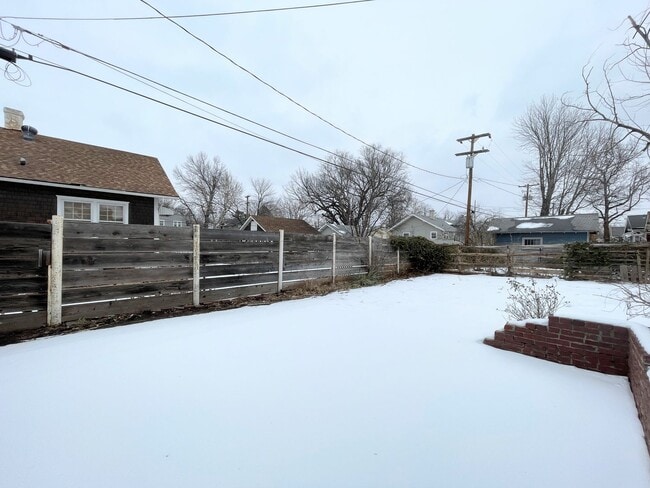 Building Photo - Large 4 bedroom home