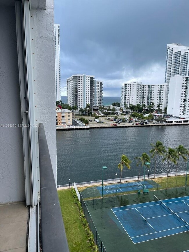 Building Photo - 1000 Parkview Dr