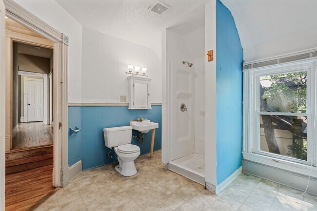 Building Photo - MUST SEE! Spacious 5BD/2BA Home near the U...