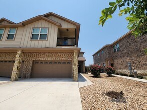 Building Photo - Large 3/2.5/2 in Creekside Crossing! Game Room + Balcony! Fridge Included / CISD