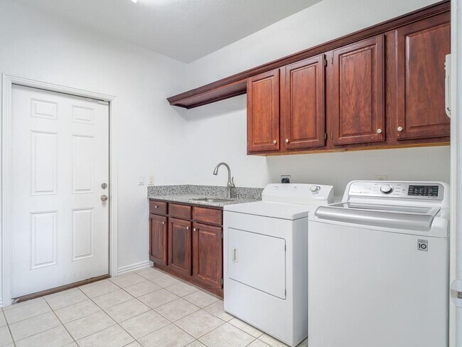 Building Photo - 2806 SE 3rd St