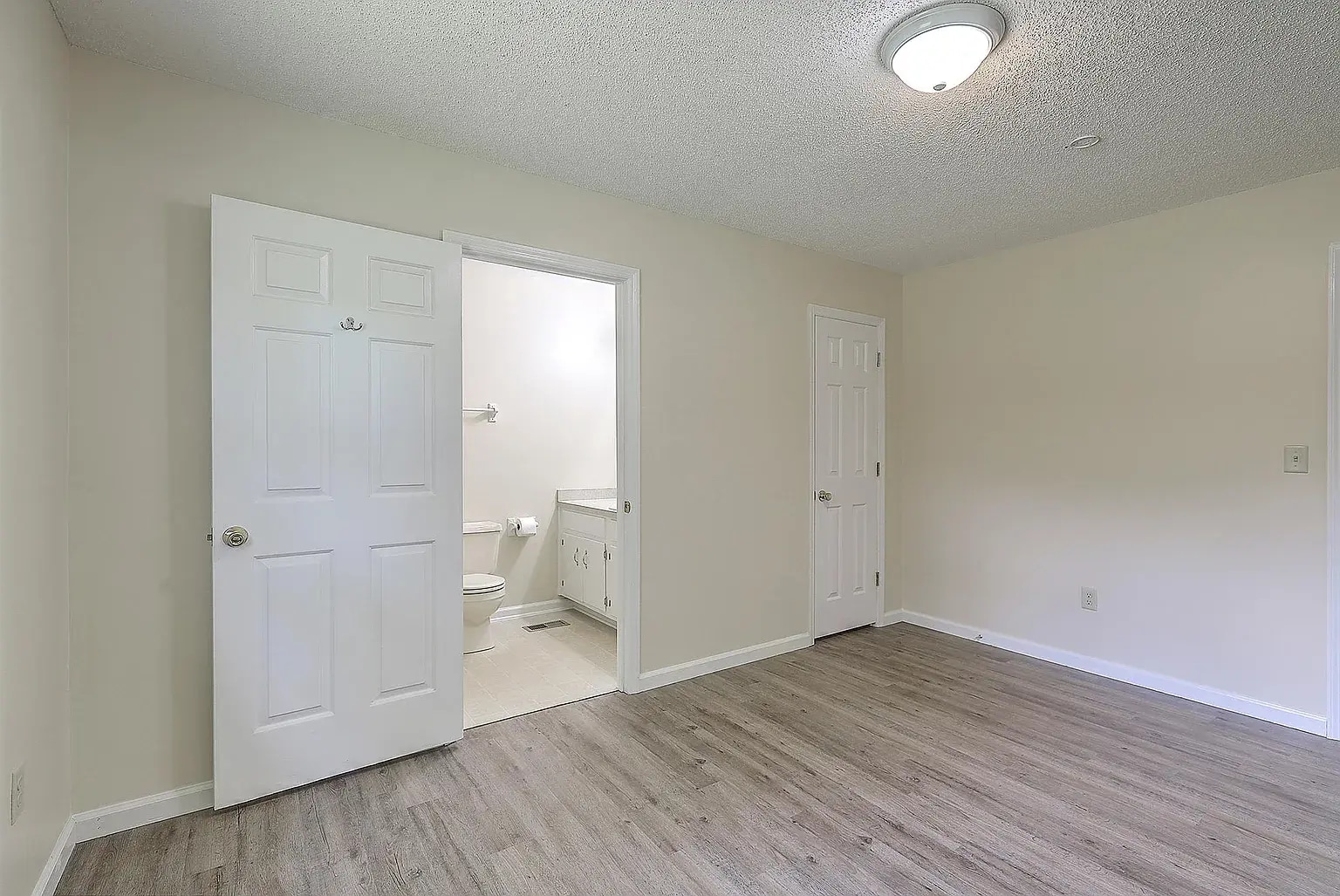 Bedroom 2 w/ Full Bath - 106 Mayrant St