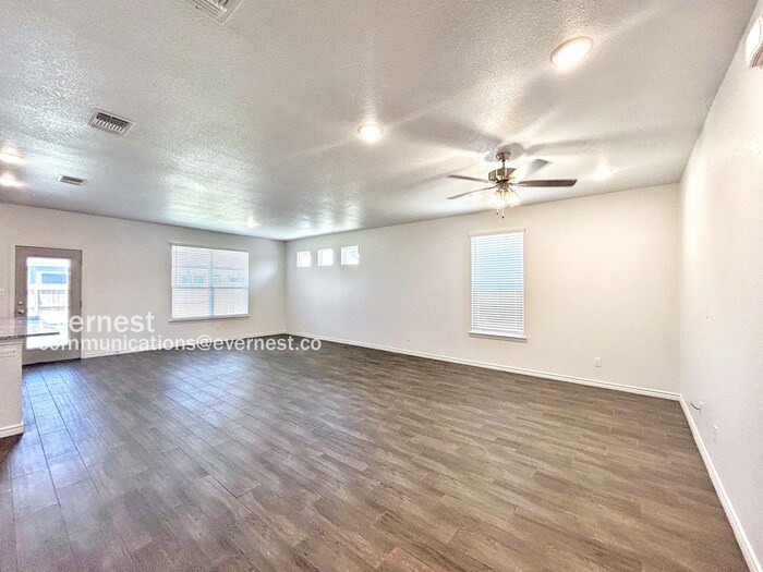 Building Photo - 2216 Hornbeam St