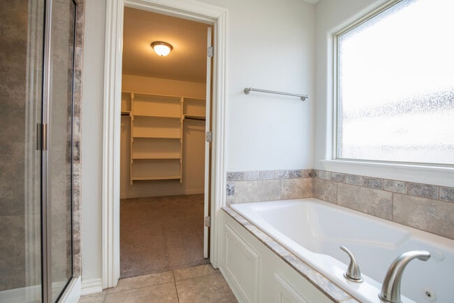 Building Photo - 4000 SW Hollyhock St