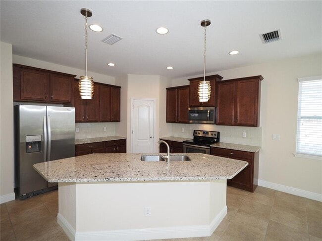 Building Photo - 995 Molly Cir